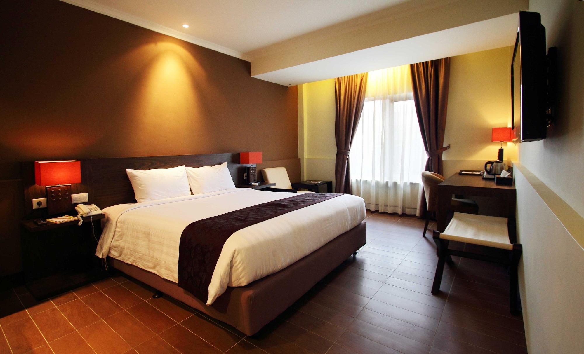 Dafam Hotel Чилачап Екстериор снимка
