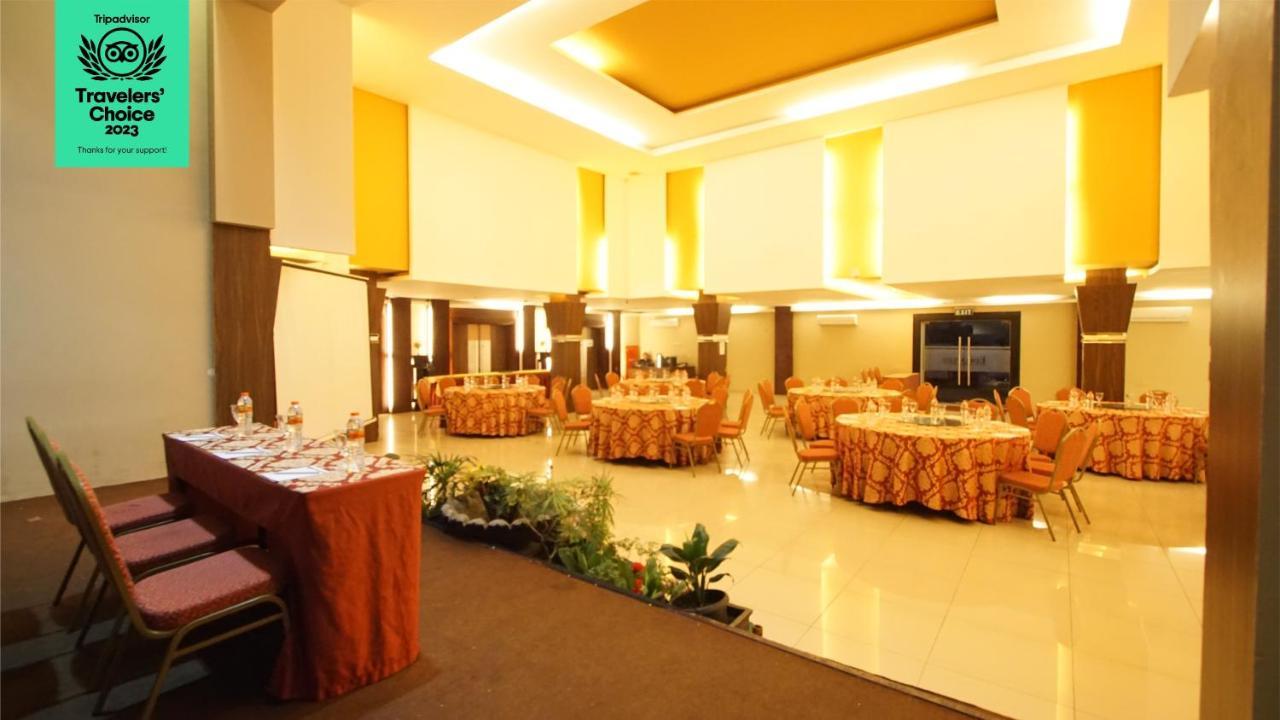 Dafam Hotel Чилачап Екстериор снимка