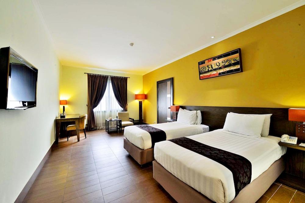 Dafam Hotel Чилачап Екстериор снимка