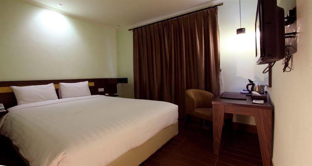 Dafam Hotel Чилачап Екстериор снимка