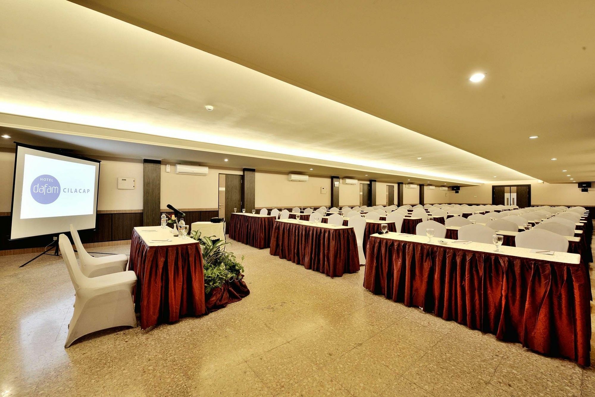 Dafam Hotel Чилачап Екстериор снимка